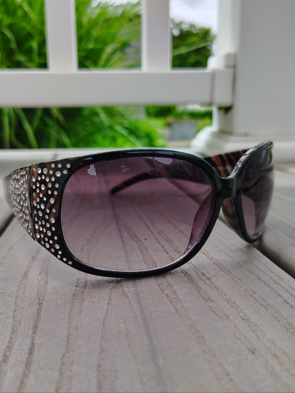 Women's Black Sunglasses with Gradient Lenses - Picture 2 of 4